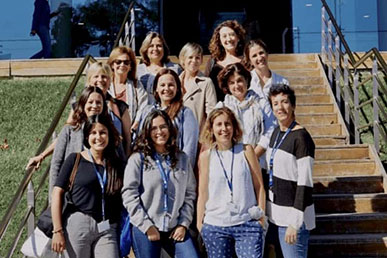 Grupo de mujeres miembros de wompreneur